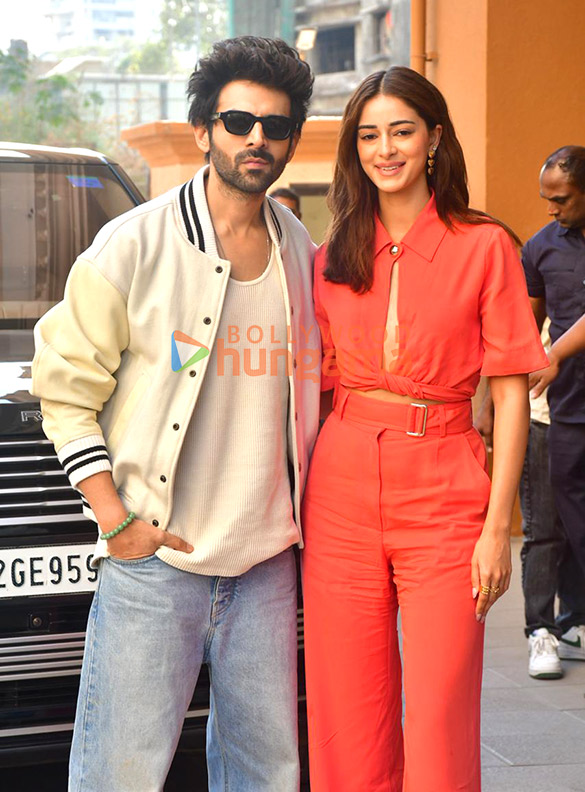 photos kartik aaryan and ananya panday snapped promoting tu meri main tera main tera tu meri in andheri 4