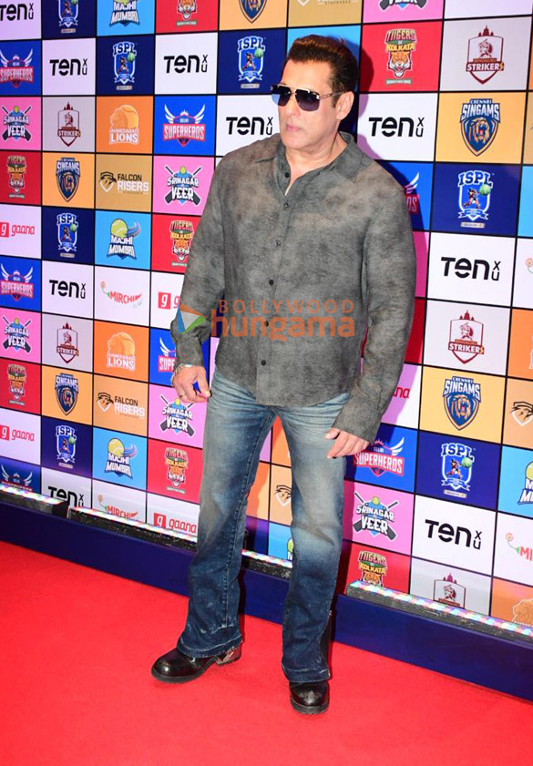 photos salman khan hrithik roshan ajay devgn akshay kumar saif ali khan and others grace the season 3 player auction of indian 1