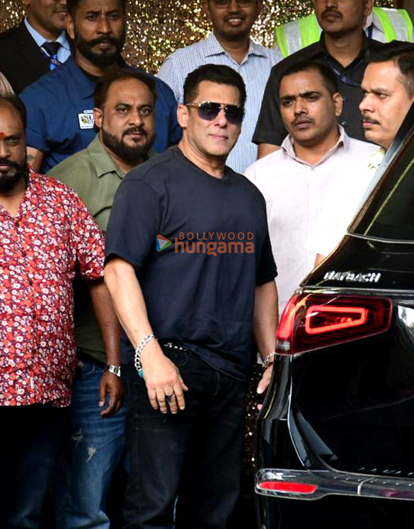 photos salman khan riteish deshmukh genelia deshmukh and alizeh agnihotri snapped at kalina airport 4