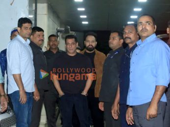 Photos: Salman Khan, Sohail Khan, Salim Khan and others snapped at Arbaaz Khan and Sshura Khan’s marriage anniversary Photos: Salman Khan, Sohail Khan, Salim Khan and others snapped at Arbaaz Khan and Sshura Khan’s marriage anniversary