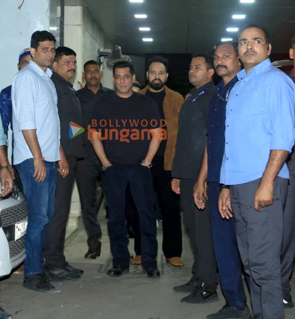 Photos: Salman Khan, Sohail Khan, Salim Khan and others snapped at Arbaaz Khan and Sshura Khan’s marriage anniversary