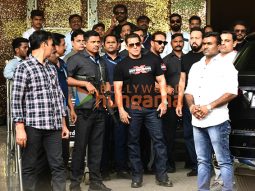Photos: Salman Khan and Shilpa Shetty snapped at Kalina airport