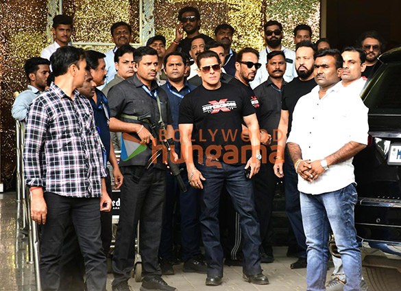 Photos: Salman Khan and Shilpa Shetty snapped at Kalina airport