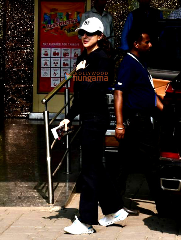photos sara ali khan snapped at kalina airport 6