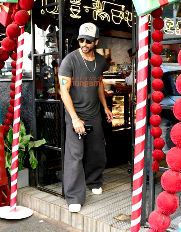 photos shahid kapoor snapped outside a cafe in bandra 2 3