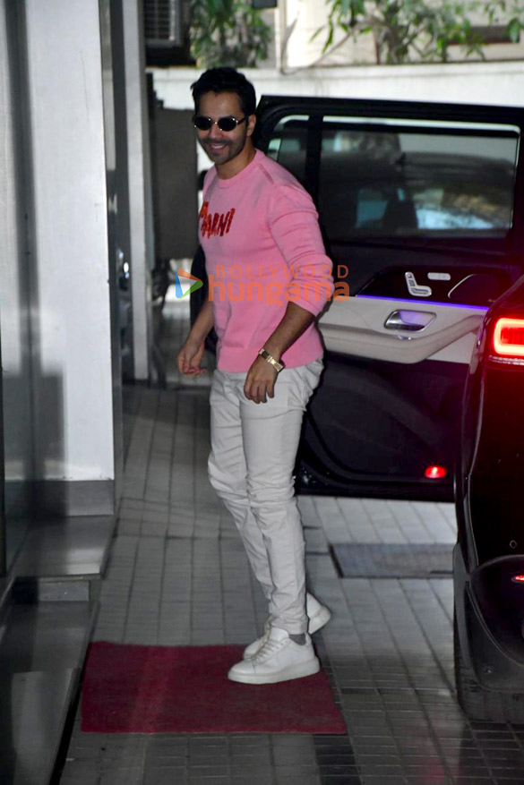 Photos: Varun Dhawan snapped in Andheri