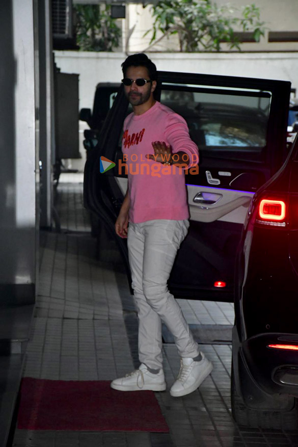 photos varun dhawan snapped in andheri 2 8