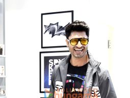 Photos: Vidyut Jammwal snapped promoting Spykar’s ‘Daur Apna Hai’ campaign at Sarath City Mall, Hyderabad