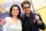 Raj & Simran reunited after 30 years! Shah Rukh Khan & Kajol