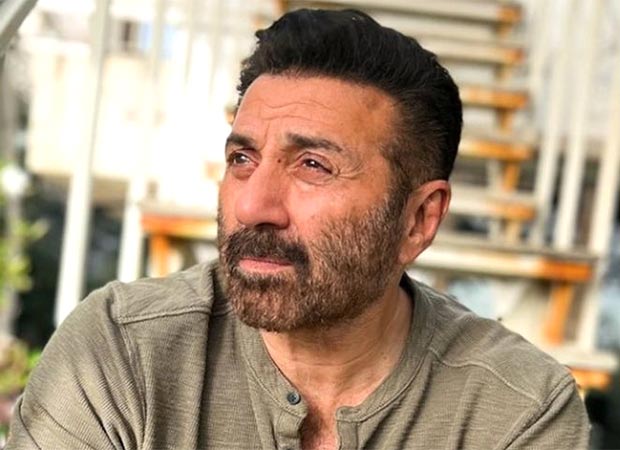 Sunny Deol angrily confronts a photographer in Haridwar for recording Dharmendra’s ashes immersion, watch
