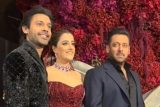Paps go crazy as Salman Khan poses with Nupur Sanon & Stebin Ben