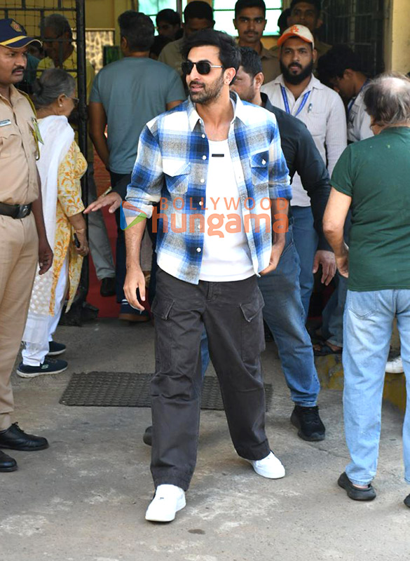 photos aamir khan john abraham suniel shetty junaid khan and others snapped outside voting booth in bandra 15126 1