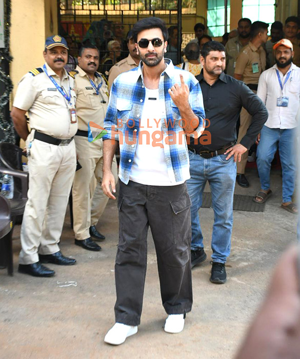 photos aamir khan john abraham suniel shetty junaid khan and others snapped outside voting booth in bandra 15126 2