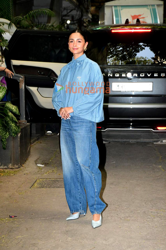photos alia bhatt and shaheen bhatt snapped outside krome studio in bandra 3