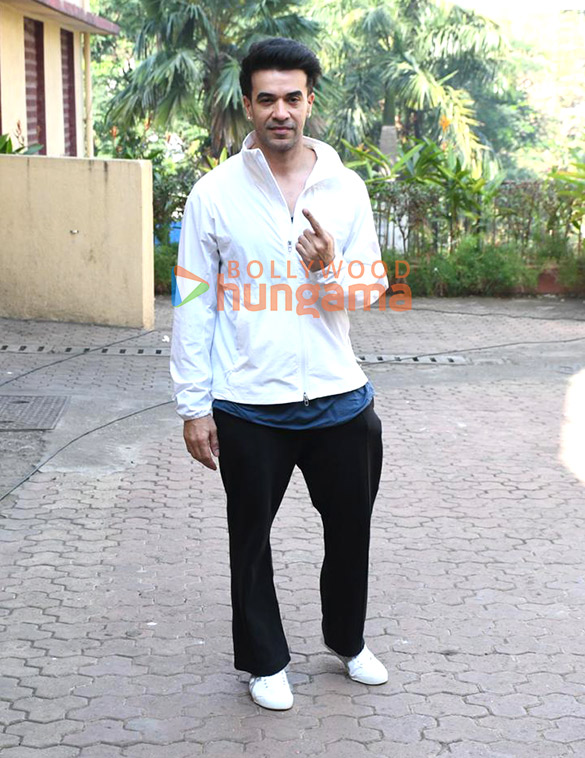 photos john abraham suniel shetty junaid khan punit malhotra and others snapped outside voting booth in bandra 1