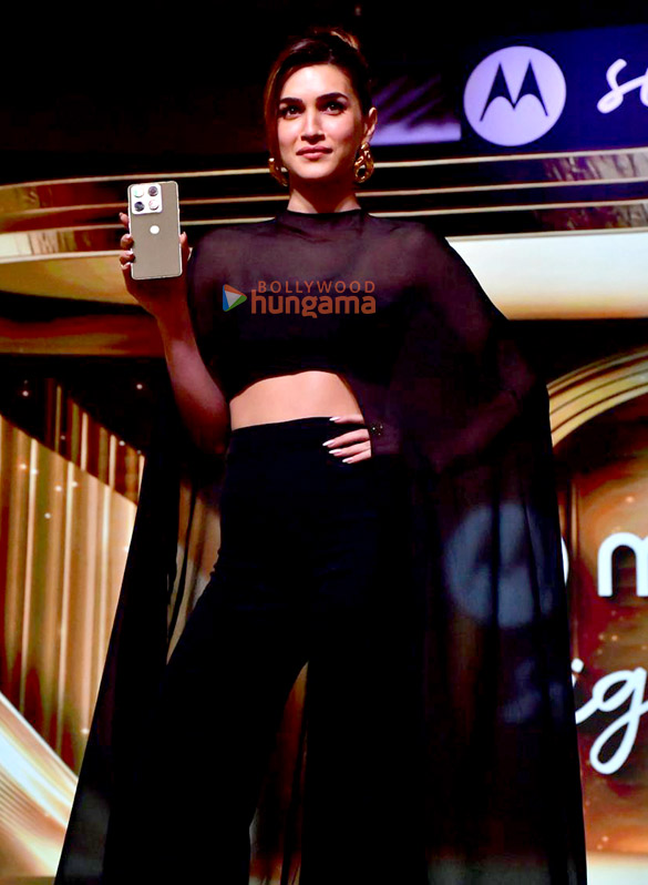 photos kriti sanon attends the launch the new edition of motorola signature in mumbai 7