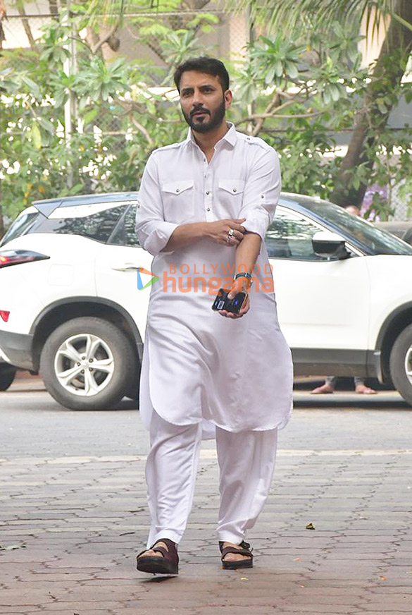 photos mouni roy ankita lokhande and others snapped at arjun bijlanis father sudarshan bijlanis prayer meet 9