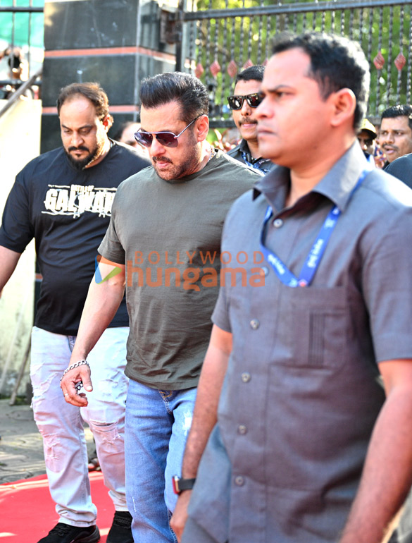 Photos: Salman Khan, Ranbir Kapoor, Aamir Khan, Janhvi Kapoor, John Abraham, Shraddha Kapoor, Suniel Shetty, Junaid Khan and others snapped outside voting booth in Bandra