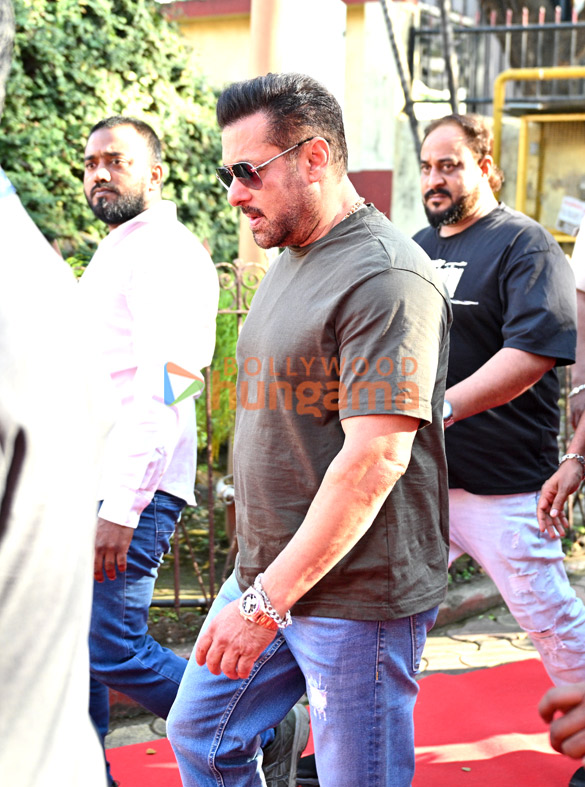 photos salman khan ranbir kapoor aamir khan janhvi kapoor john abraham suniel shetty junaid khan and others snapped outside voting booth in bandra 2