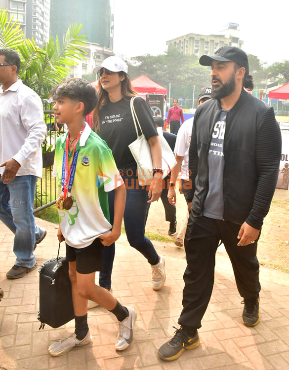 photos shilpa shetty snapped with family in juhu 5