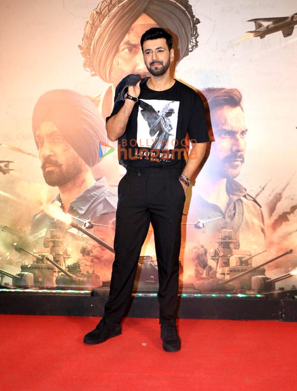 photos sunny deol varun dhawan suniel shetty sonam bajwa and others grace the premiere of border 2 10288 21