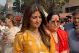 Shilpa Shetty & Shamita Shetty at Sidhivinayak for bappa’s darshan