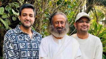 EXCLUSIVE: Siddharth Anand shares a special moment with Gurudev Sri Sri Ravi Shankar; says “White is the story of the GLORY of India”