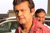 Sonu Nigam pose for media at the airport