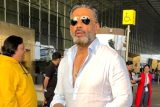 Suniel Shetty is always so cool & classy, papped at the airport