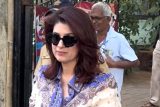 Twinkle Khanna having her paparazzi moment