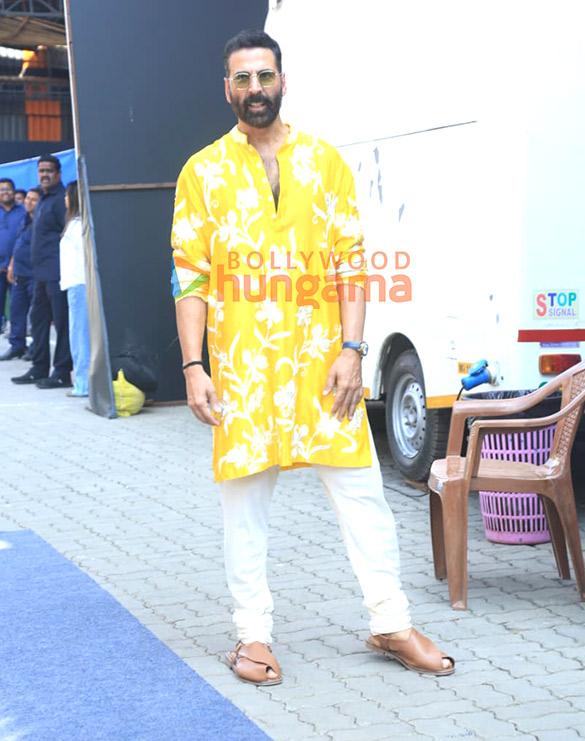 photos akshay kumar anil kapoor radhikka madan saurabh shukla and others snapped on the sets of wheel of fortune 2