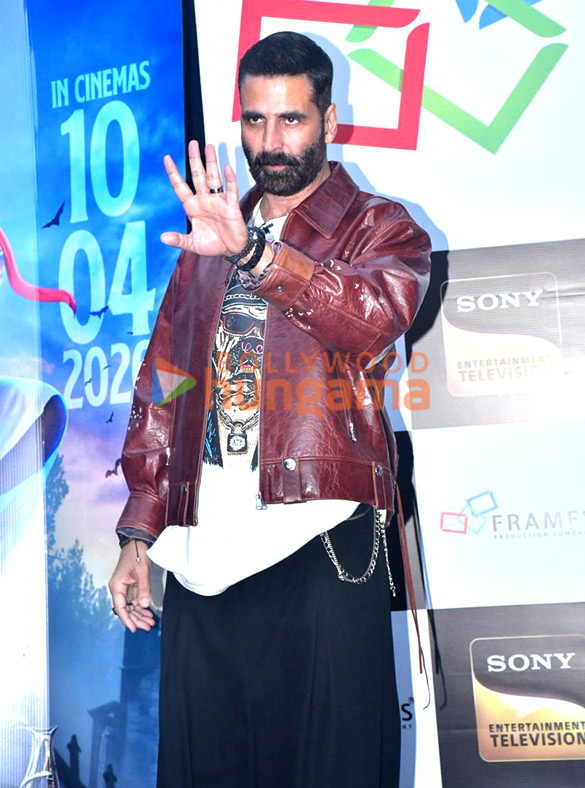 photos akshay kumar wamiqa gabbi rajpal yadav and ektaa r kapoor snapped promoting bhooth bangla on the sets of wheel of fortune 7