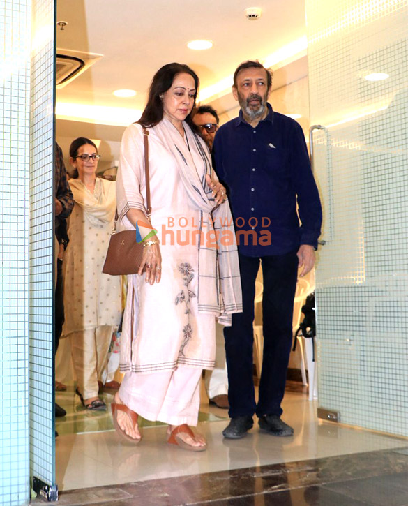 photos hema malini anu malik poonam dhillon and others attend the prayer meet of late shri anand sagar 4