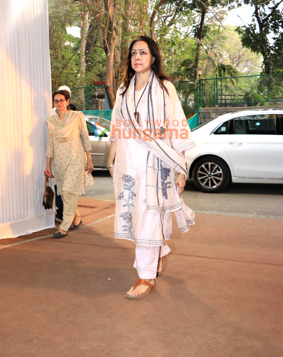 Photos: Hema Malini, Anu Malik, Poonam Dhillon and others attend the prayer meet of late Shri Anand Sagar