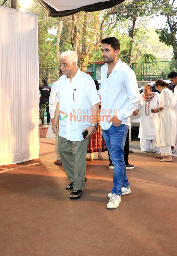 photos hema malini anu malik poonam dhillon and others attend the prayer meet of late shri anand sagar 7