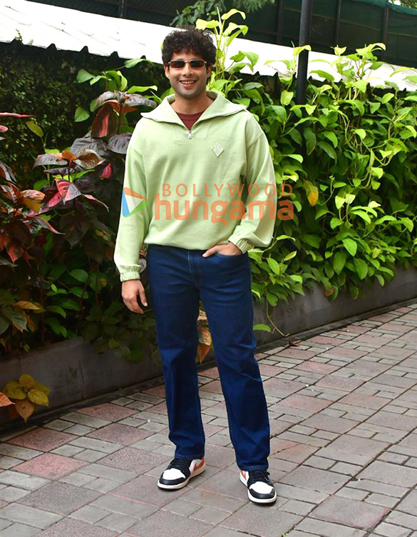 photos mrunal thakur and siddhant chaturvedi snapped promoting do deewane seher mein 3 3