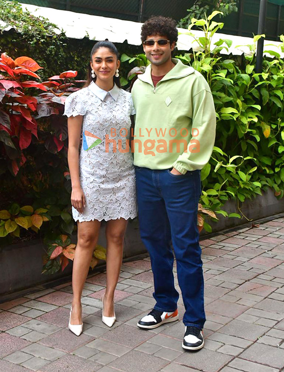photos mrunal thakur and siddhant chaturvedi snapped promoting do deewane seher mein 4 3