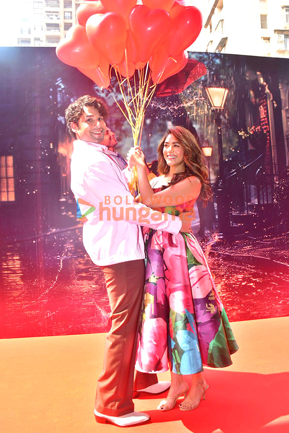 photos mrunal thakur and siddhant chaturvedi snapped promoting do deewane seher mein 4