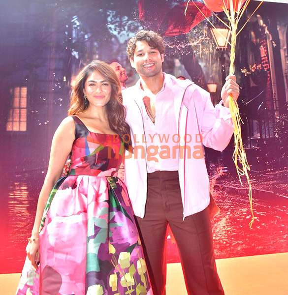 photos mrunal thakur and siddhant chaturvedi snapped promoting do deewane seher mein 6