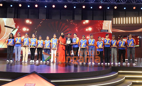 photos rakul preet singh kareena kapoor khan and others grace the red carpet of zee samvaad real hero awards 2026 1225