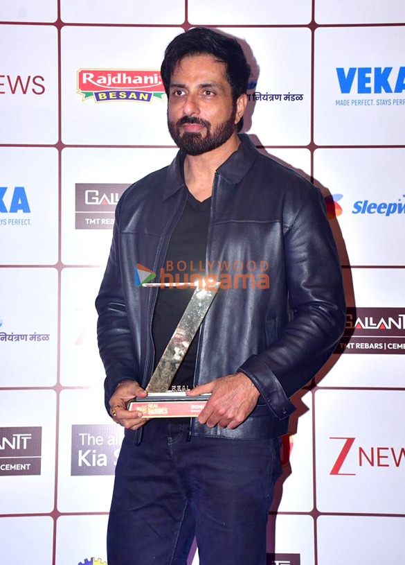 photos rakul preet singh kareena kapoor khan and others grace the red carpet of zee samvaad real hero awards 2026 4536