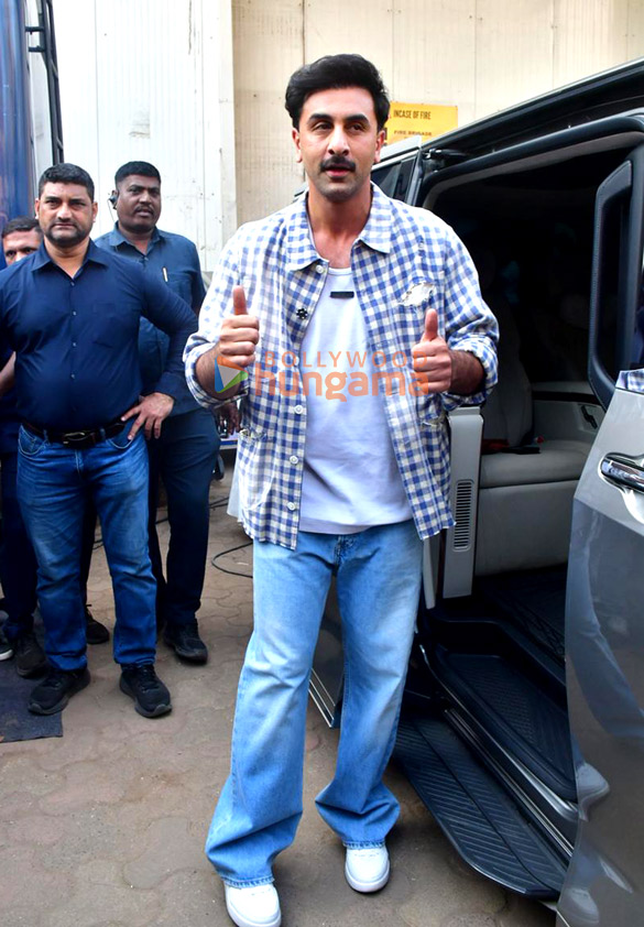 Photos: Ranbir Kapoor snapped in Juhu Photos: Ranbir Kapoor snapped in Juhu