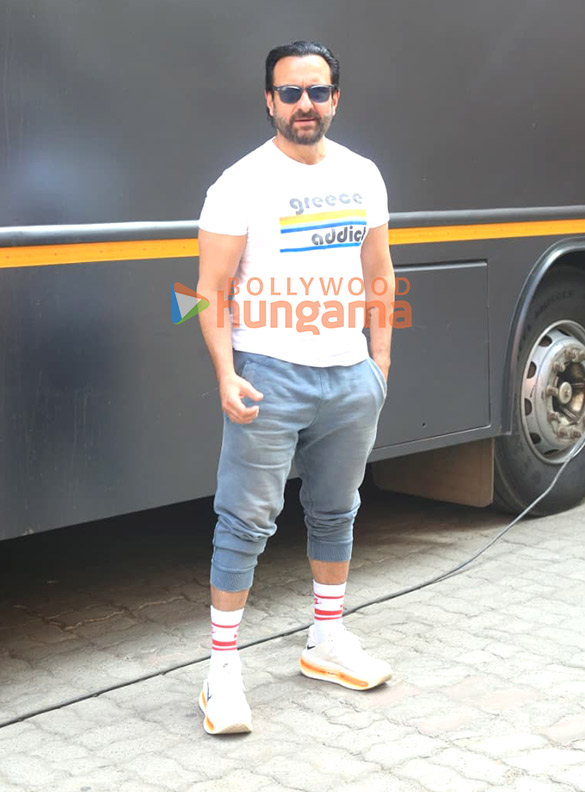 photos saif ali khan snapped at a shoot location 5