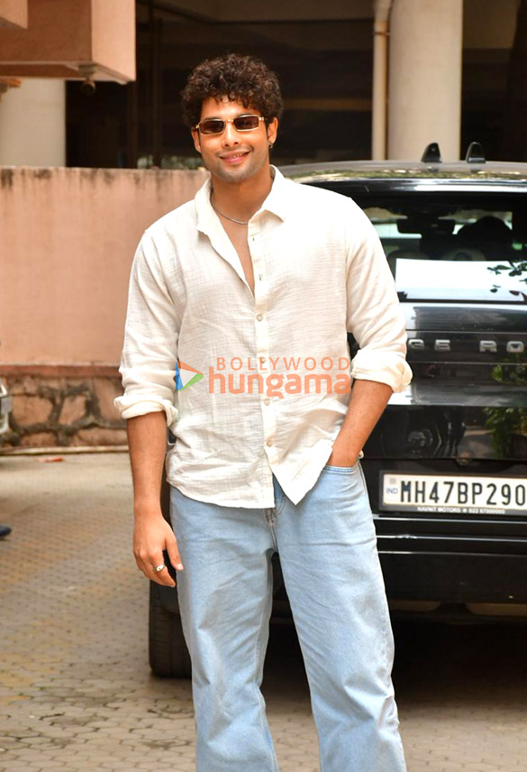 photos siddhant chaturvedi and mrunal thakur snapped during do deewane seher mein promotions 2