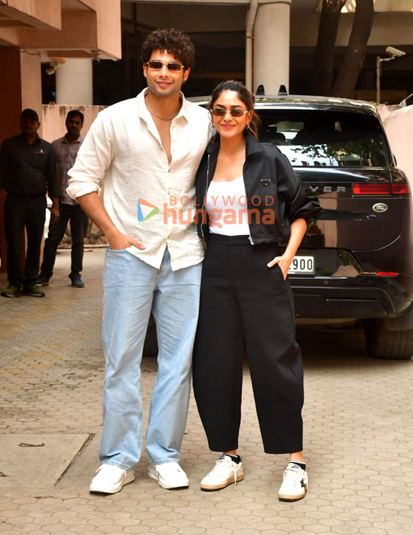 Photos: Siddhant Chaturvedi and Mrunal Thakur snapped during Do Deewane Seher Mein promotions Photos: Siddhant Chaturvedi and Mrunal Thakur snapped during Do Deewane Seher Mein promotions