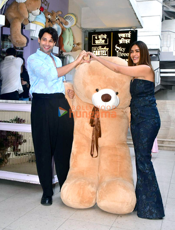 photos siddhant chaturvedi and mrunal thakur snapped promoting their film do deewane seher mein 3