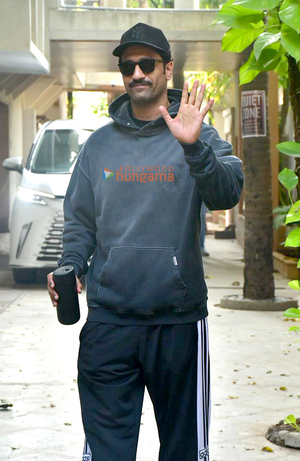 Photos: Vicky Kaushal snapped in Juhu Photos: Vicky Kaushal snapped in Juhu