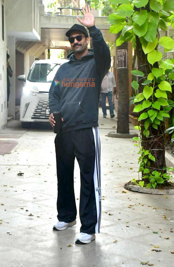 photos vicky kaushal snapped in juhu 3 5