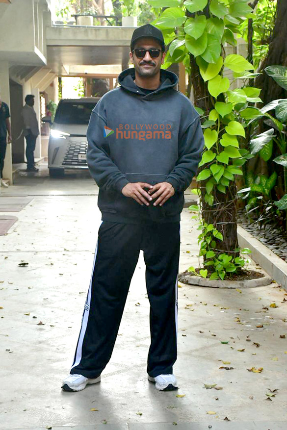 photos vicky kaushal snapped in juhu 4 4