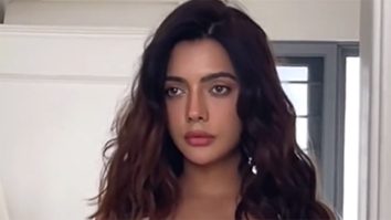 Ruhi Singh pose for the perfect photo